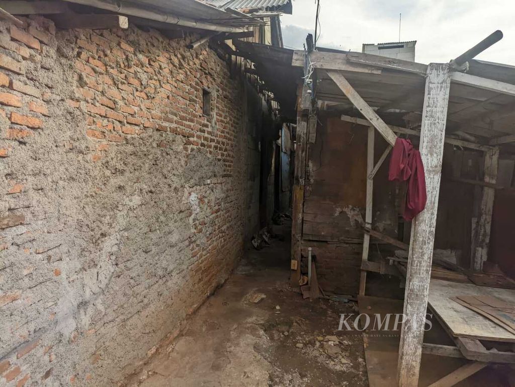 Salah satu sudut gang yang berisi lima rumah tidak layak huni di kawasan padat penduduk RW 005 Jatinegara, Cakung, Jakarta Timur, Senin (10/7/2023).