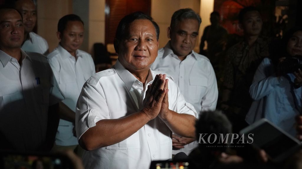 Ketua Umum Partai Gerindra Prabowo Subianto menemui wartawan seusai acara perayaaan HUT Ke-16 Partai Gerindra di kediamannya,  Jalan Kertanegara, Jakarta, Selasa (6/2/2024). 