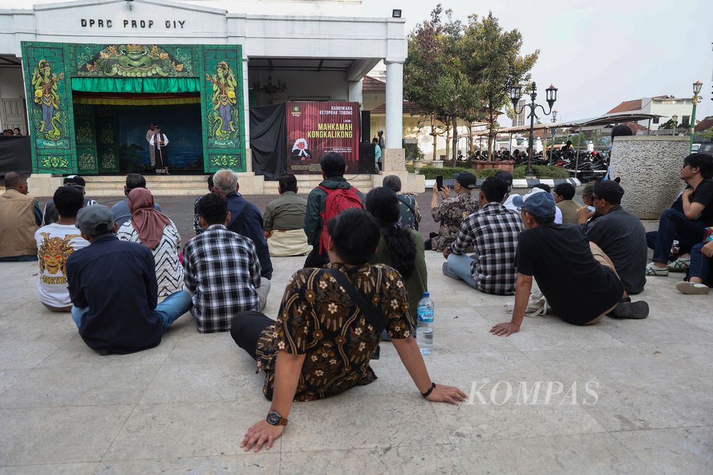 Penonton menyaksikan pentas ketoprak tobong berjudul <i>Mahkamah Kongkalingkong</i>, di Gedung DPRD DIY, Yogyakarta, Senin (6/11/2023). Pentas ini sebagai wujud protes atas putusan Mahkamah Konstitusi No 90/PPU-XXI/2023 tentang Ketentuan Tambahan Pengalaman Menjabat dari Keterpilihan Pemilu dalam Syarat Usia Minimal Capres/Cawapres serta untuk menggugah sikap kritis masyarakat terkait kondisi negara menjelang pemilu.