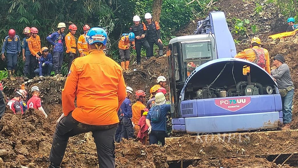 Petugas SAR gabungan menggunakan alat berat untuk mempermudah pencarian korban longsor di Kampung Sirna Sari, Kelurahan Empang, Bogor Selatan, Kota Bogor, Jawa Barat, Jumat (17/3/2023). 