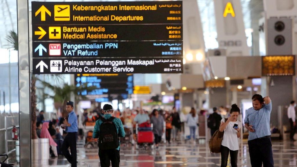 Suasana kesibukan di Terminal 3 Bandara Soekarno-Hatta, Tangerang, Banten, Senin (2/3/2020). Untuk mengantisipasi sepinya sektor pariwisata akibat virus korona baru, pemerintah memberikan diskon 50 persen untuk tiket penerbangan tujuan 10 destinasi wisata di Indonesia. 