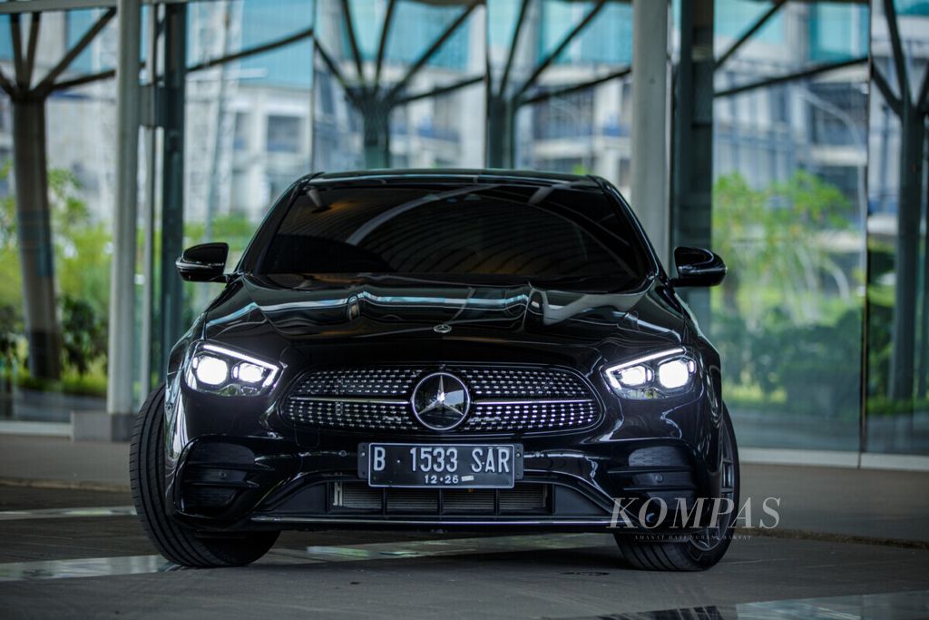New Mercedes-Benz E 300 AMG LIne saat diuji di kawasan Indonesia Convention Exhibition (ICE) BSD City, Tangerang, Banten, Kamis (6/1/2022).