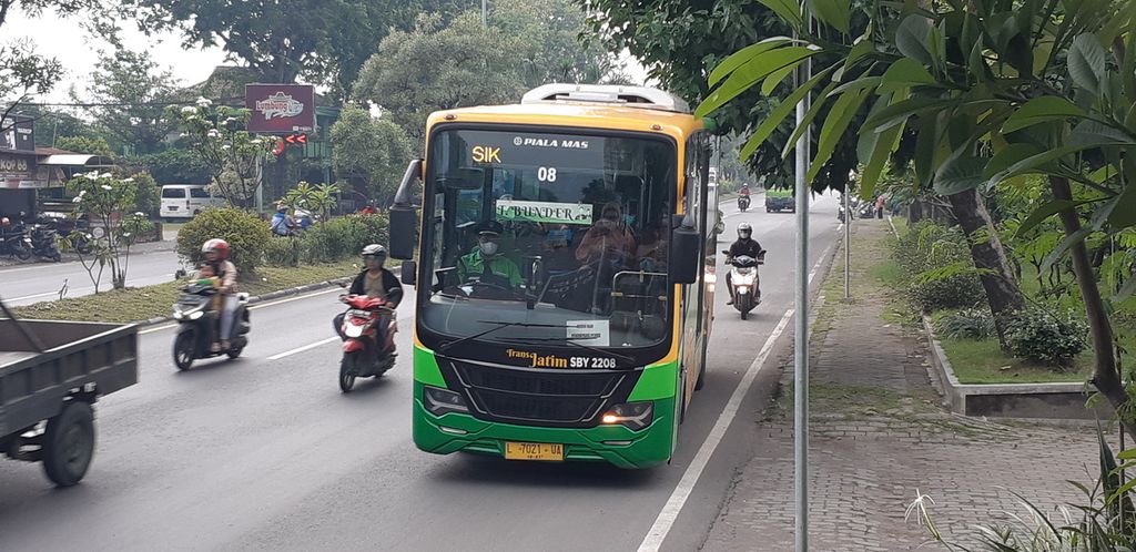 Bus Trans Jatim berjalan di Jalan Raya Candi, Sidoarjo, Jatim, Jumat (20/1/2023). Trans Jatim merupakan angkutan massal untuk penumpang yang nyaman dan nyaman dengan harga terjangkau. 