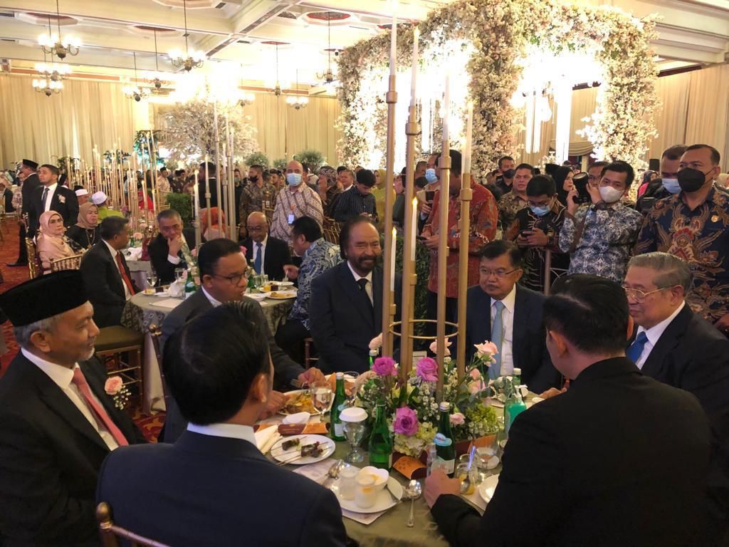 Sejumlah elite Partai Nasdem, Demokrat, dan PKS bertemu sambil berbincang di satu meja pada pesta pernikahan Ketua Majelis Syuro PKS Salim Segaf Aljufri di Jakarta, Minggu (16/10/2022) malam.