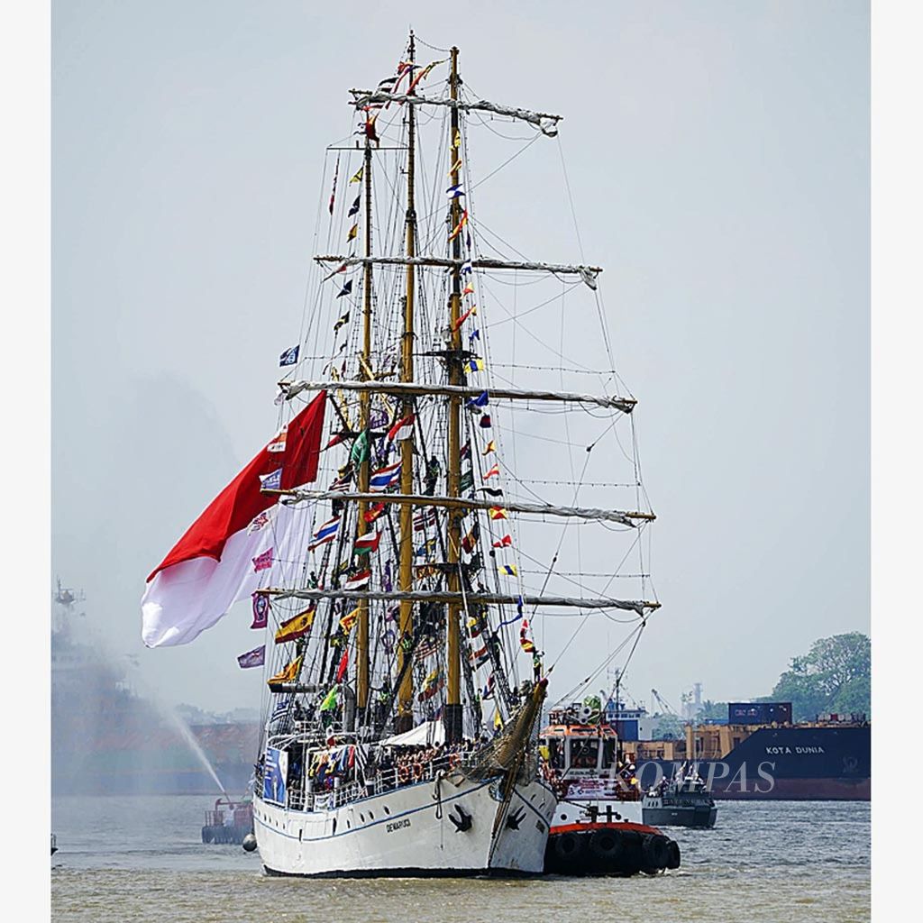 KRI Dewa Ruci berlayar di Sungai Musi, Palembang, Sumatera Selatan, Kamis (16/8/2018). Kedatangan kapal legendaris itu untuk menyemarakkan Asian Games 2018 Jakarta-Palembang.