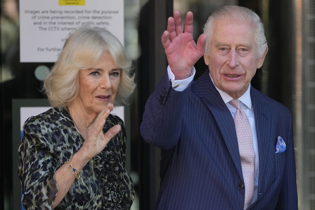 Raja Inggris Charles III dan Permaisuri Camilla melambaikan tangan saat tiba dalam kunjungan ke Pusat Perawatan Kanker University College Hospital Macmillan di London, Inggris, Selasa (30/4/2024). 