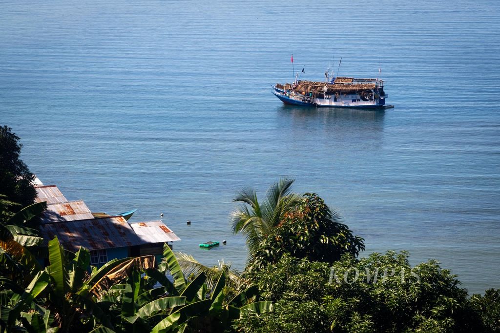 Sebuah kapal nelayan pencari telur ikan terbang bersiat berangkat dari Fakfak, Papua Barat, Sabtu (24/6/2023). Satu kapal biasanya diawaki oleh empat orang. Sekali melaut mereka akan pergi selama satu bulan.