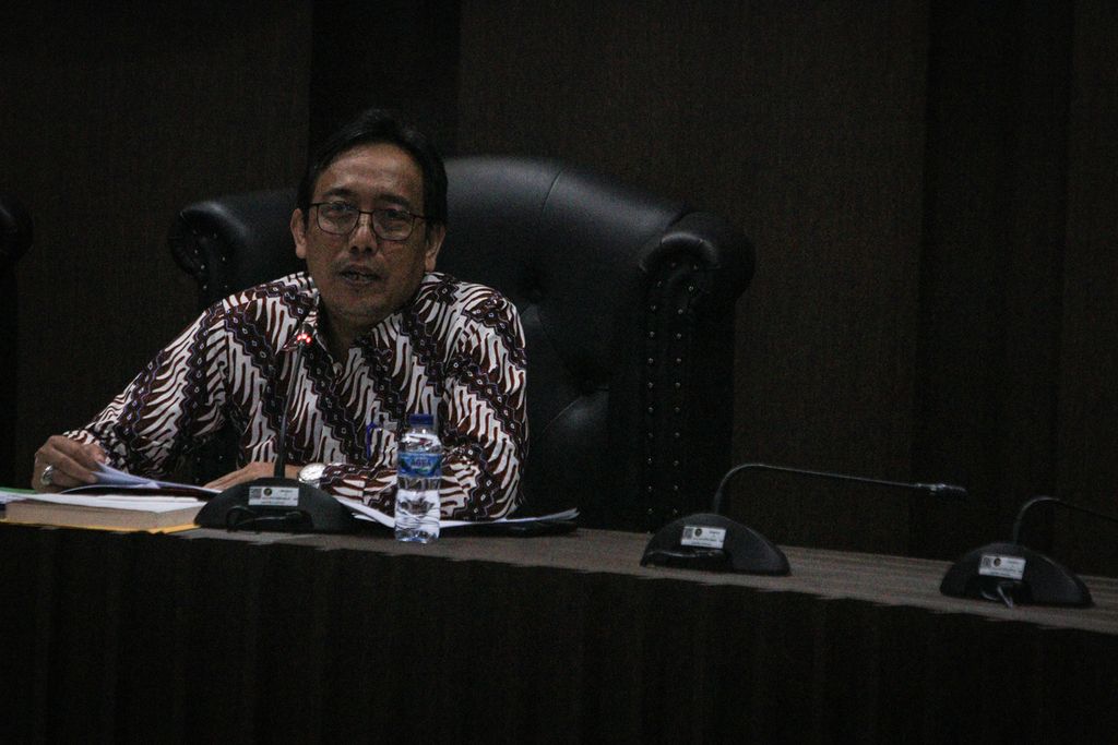 Anggota Dewan Kehormatan Penyelenggara Pemilu (DKPP) RI I Dewa Kade Wiarsa Raka Sandi berbicara dalam acara konferensi pers di Gedung DKPP RI, Jakarta, Kamis (24/11/2022). 