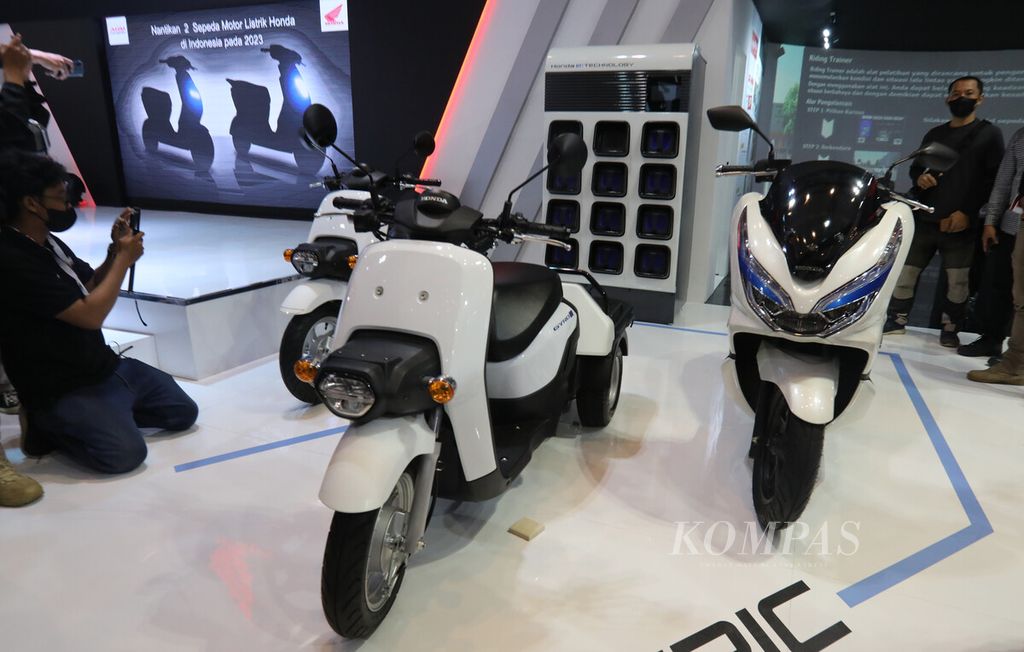 Motor listrik yang turut dipajang dalam pameran otomotif Indonesia Motorcycle Show (IMOS) 2022 di Jakarta Convention Center, Senayan, Jakarta, Rabu (2/11/2022). 