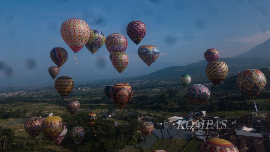 Balon udara dengan bermacam motif diterbangkan dalam acara Festival Balon Udara di Stadion Ronggolawe, Desa Kembaran, Kalikajar, Wonosobo, Jawa Tengah, Rabu (26/4/2023). 