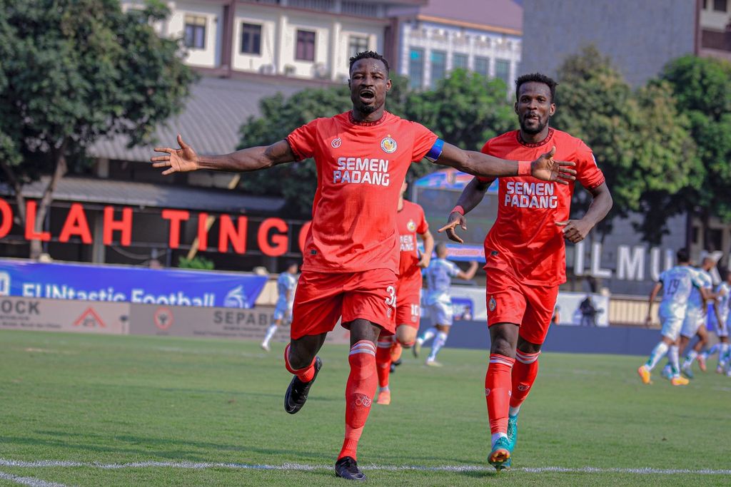 Penyerang Semen Padang FC Kenneth Ngwoke (kiri) merayakan golnya ketika melawan PSS Sleman dalam pertandingan pekan ketiga Liga 1 2024/2025 di Stadion PTIK, Jakarta, Senin (26/8/2024). Semen Padang menang dengan skor 1-0.