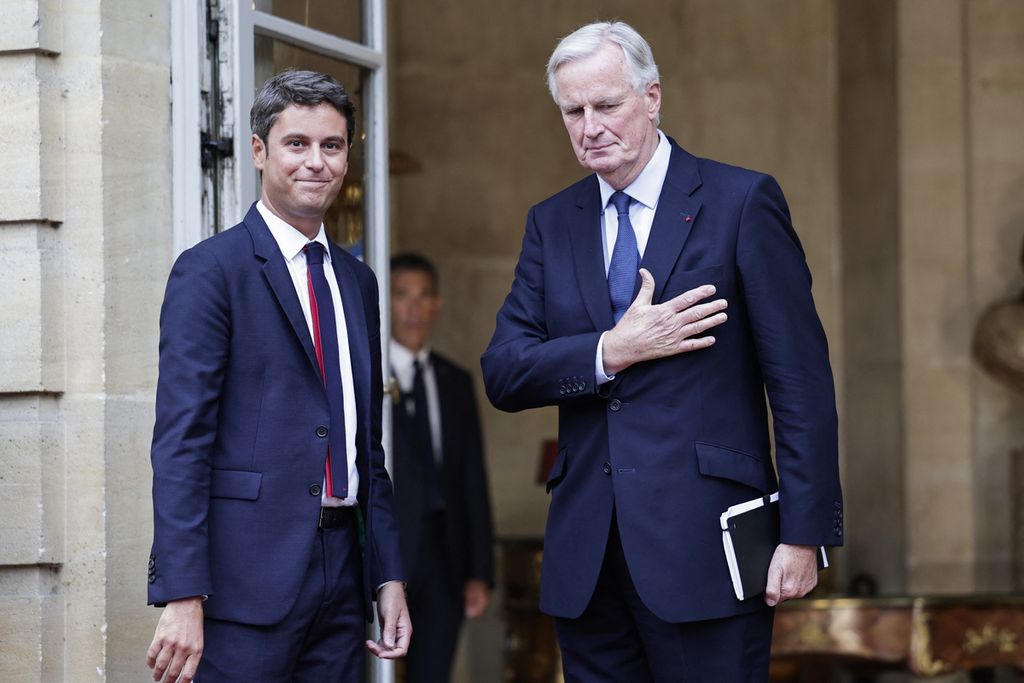 Perdana Menteri Perancis yang baru dilantik, Michel Barnier (kanan), disambut Perdana Menteri yang telah mengundurkan diri, Gabriel Attal (kiri), dalam upacara serah terima di Hotel Matignon di Paris, Perancis, Kamis (5/9/2024). 