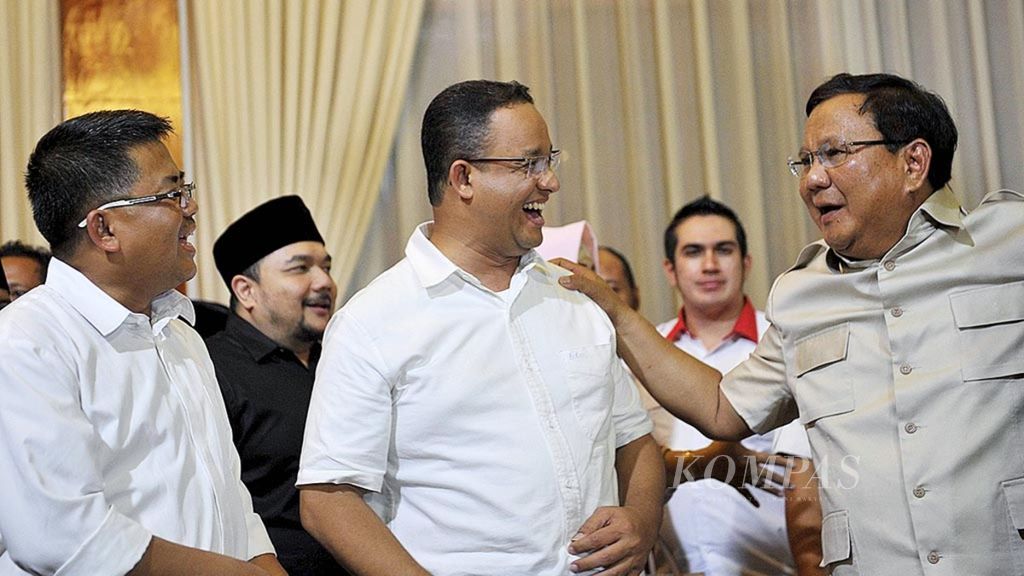 Presiden PKS Sohibul Iman, calon gubernur DKI Jakarta Anies Baswedan, dan Ketua Umum Partai Gerindra Prabowo Subianto (kiri ke kanan) setelah pertemuan dengan tim pemenangan Anies-Sandi di Jakarta, Sabtu (15/4/2017). 