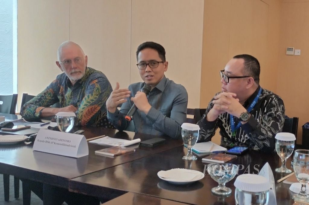 Kepala Badan Standar, Kurikulum, dan Asesmen Pendidikan (BSKAP) Kemendikbudristek Anindito Aditomo (tengah)  di Jakarta, Rabu (25/10/2023)