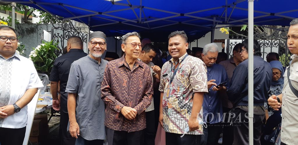 Boediono (tengah) seusai melayat almarhum ekonom senior Faisal Basri Batubara di rumah duka, di kawasan Tebet, Jakarta Selatan, Kamis (5/9/2024).