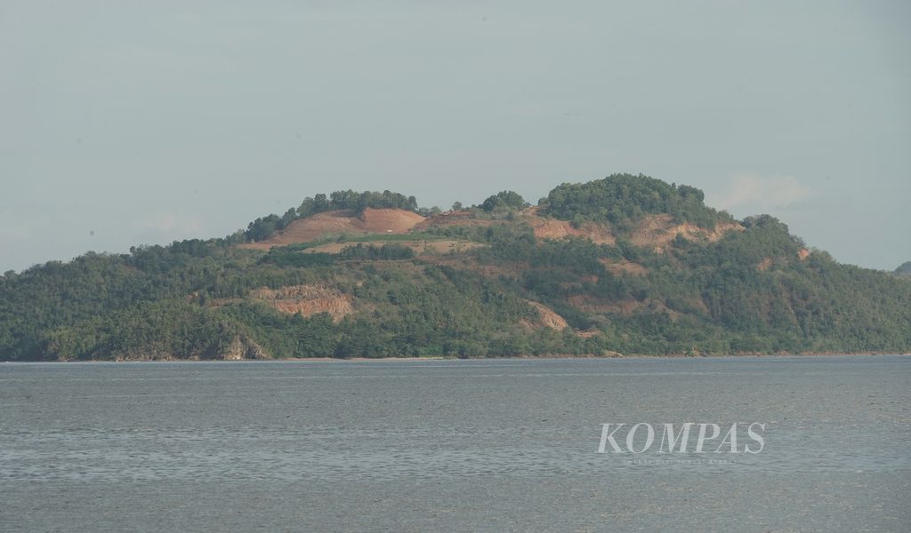 Pemandangan salah satu bukit akibat penambangan di Teluk Buli, Kecamatan Maba, Kabupaten Halmahera Timur, Maluku Utara, awal September 2023. 