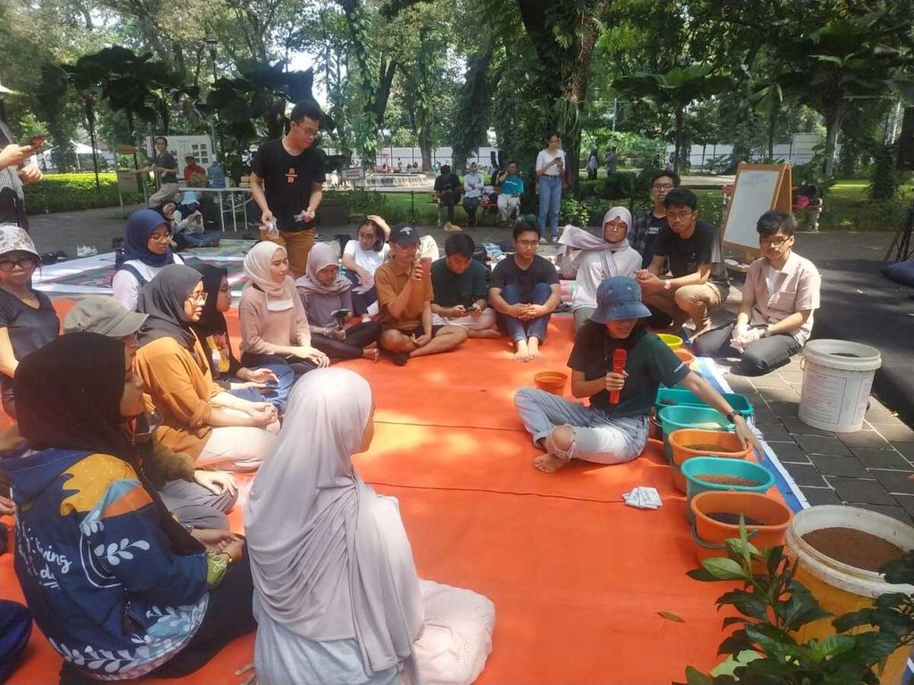 Pendiri komunitas Kebun Kumara Siti Soraya Cassandra tengah memberikan materi kepada peserta mengenai pertanian urban dan membuat kompos di Taman Suropati, Menteng, Jakarta Pusat, Sabtu (6/5/2023).