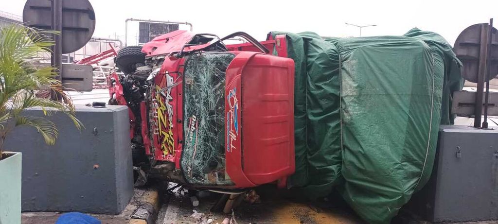 Sejumlah kendaraan terguling dalam kecelakaan beruntun di Gerbang Tol Halim Utama dari arah Bekasi menuju Jakarta, Rabu (27/3/3024).