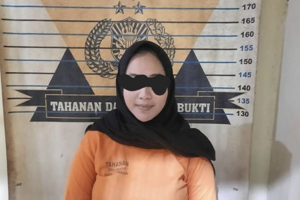 Tersangka RA, istri oknum polisi di Banjarmasin, ditahan atas dugaan penipuan berkedok arisan daring, Senin (21/2/2022).