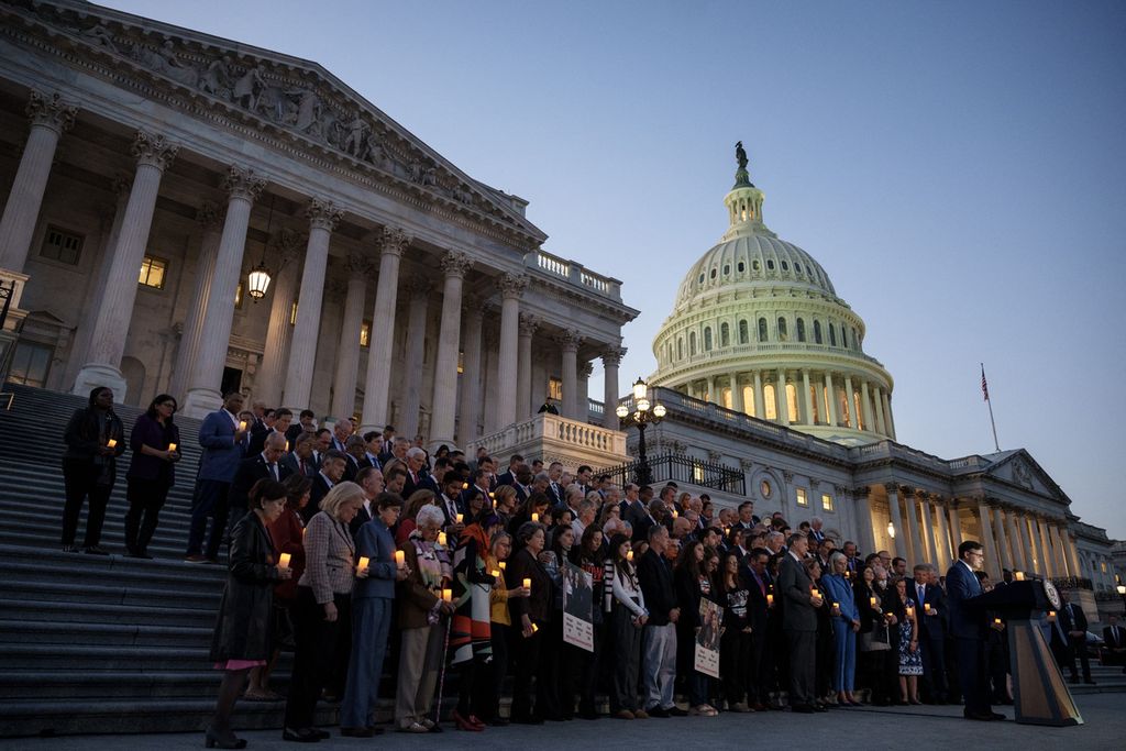 Chairperson of the US House of Representatives Mike Johnson (right) at a bipartisan candle lighting event with US Congress members to commemorate one month since the Hamas terrorist attack in Israel on October 7, 2023, at the US Congress Building on Tuesday (11/7/2023).