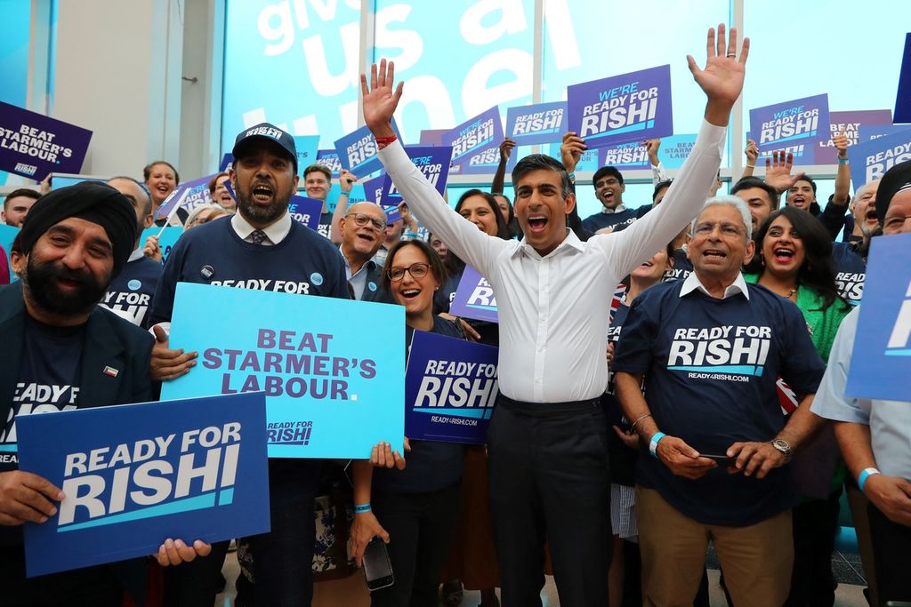 Kandidat Perdana Menteri Inggris, mantan Menteri Keuangan Rishi Sunak, mengangkat tangan saat menyapa pendukungnya setiba di acara Conservative Party Hustings di Birmingham, 23 Agustus 2022. 