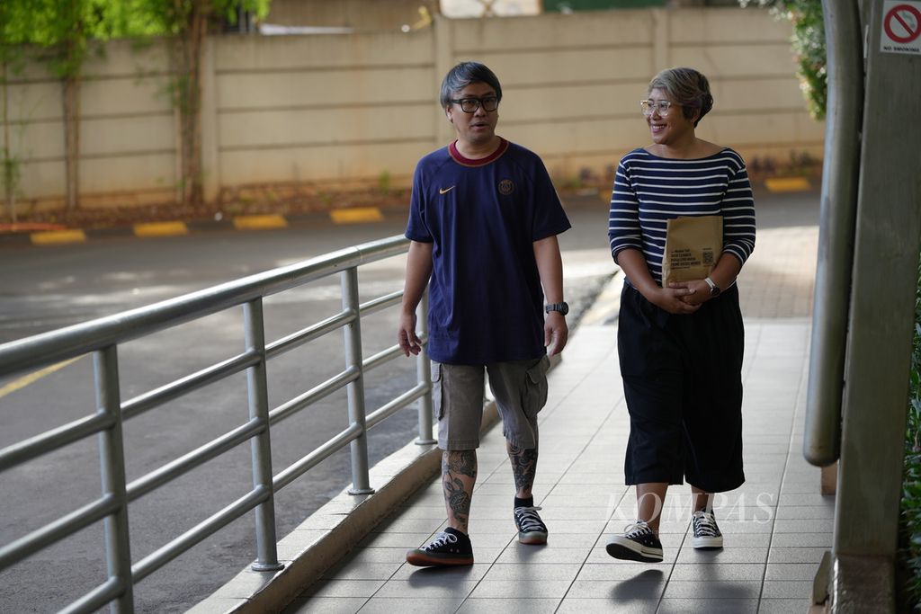 Jaka Anindita-Chempaka Sjahbuddin, pasangan yang memutuskan untuk tidak memiliki anak dalam pernikahan mereka (<i>childfree</i>), di apartemen Taman Rasuna, Jakarta Selatan, Sabtu (20/1/2024). 