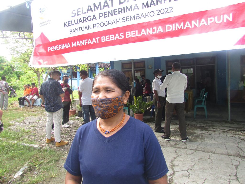 Margaretha Mengi (52), penerima bantuan program harapan, di Kantor Lurah Babau, disaksikan Menteri Sosial Tri Rismaharini, Rabu (2/3/2022). 