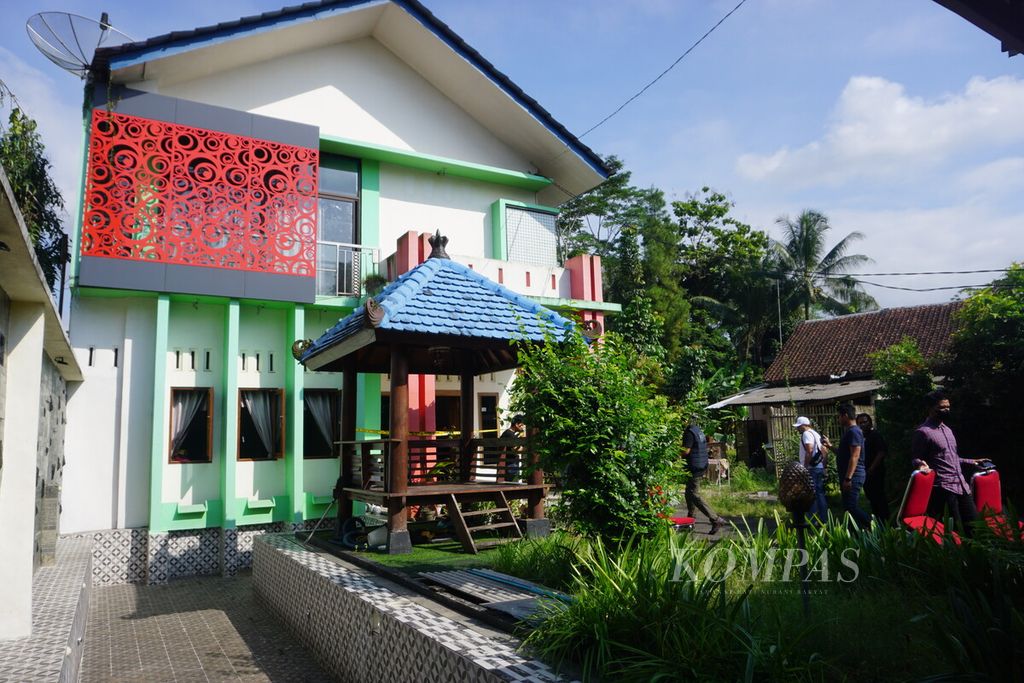 Lokasi rumah mewah tempat operasional perjudian <i>online </i>jaringan internasional di Desa Bojongsari, Kecamatan Bojongsari, Purbalingga, Jawa Tengah, Sabtu (20/8/2022).