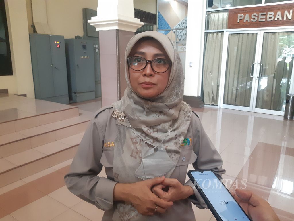 Kepala Dinas Energi dan Sumber Daya Mineral Jawa Barat Ai Saadiyah Dwidaningsih saat diwawancarai di Cirebon, Jabar, Selasa (11/10/2022).