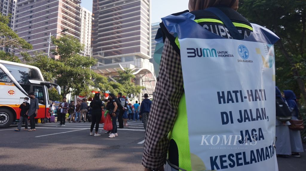 Pegawai Dinas Perhubungan Jawa Timur mengenakan kostum pesan keselamatan bagi pengemudi bus dan penumpang yang mengikuti mudik gratis Pemerintah Provinsi Jawa Timur di Surabaya, Rabu (19/4/2023). 