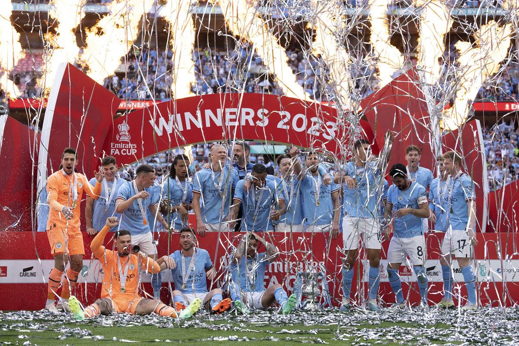 Para pemain Manchester City merayakan gelar juara Piala FA 2022-2023 di Stadion Wembley, London, Inggris, Sabtu (3/6/2023) malam. City menang, 2-1, atas Manchester United di final. 