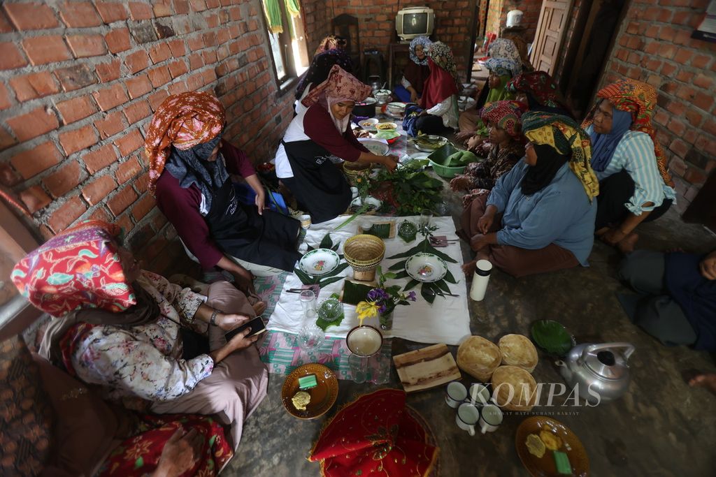 Sejumlah ibu rumah tangga mengikuti pelatihan gastronomi di Desa Tebat Patah, Kecamatan Taman Rajo, Muaro Jambi, Jambi, Kamis (15/8/2028). Perempuan desa itu mendapat pelatihan gastronomi dari anggota Pasar Dusun Karet (Paduka) untuk meningkatkan kemampuan mereka dalam menghadirkan bermacam makanan lokal guna meningkatkan daya tarik KCBN Muarajambi. 