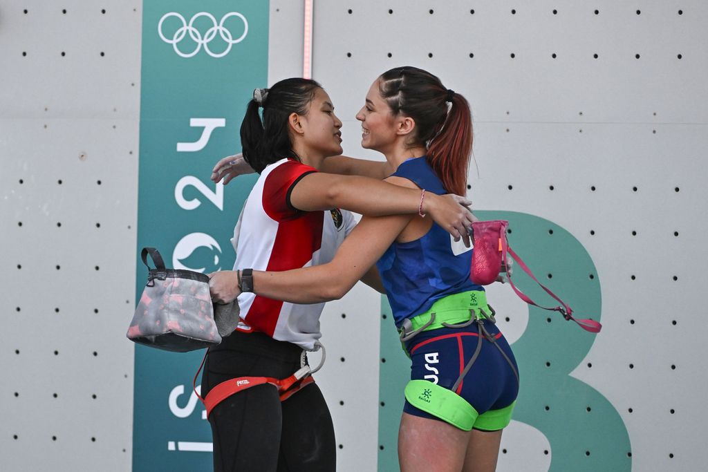 Atlet panjat tebing putri Indonesia, Desak Made Rita Kusuma Dewi, memeluk atlet Amerika Serikat, Piper Kelly, seusai bertanding pada kualifikasi nomor <i>speed</i> putri Olimpiade Paris 2024 di Le Bourget Climbing Venue, Paris, Perancis, Senin (5/8/2024). 