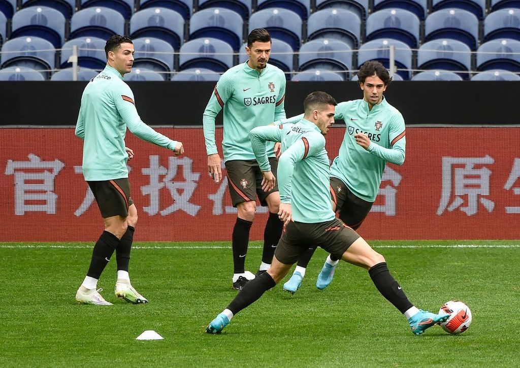 Dari kiri ke kanan, penyerang Cristiano Ronaldo, bek Jose Fonte, serta penyerang Andre Silva dan Joao Felix berlatih bersama dalam sesi latihan tim nasional Portugal di Stadion Dragao, Porto, Rabu (23/3/2022). 