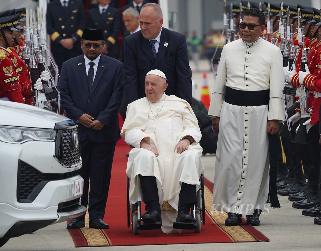 Paus Fransiskus tiba di Bandara Soekarno-Hatta, Banten, Indonesia, Selasa (3/9/2024).