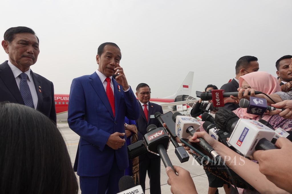 Presiden Joko Widodo saat menjawab pertanyaan awak media di Bandara Halim Perdanakusuma, Jakarta Timur, Jumat (19/5/2023).