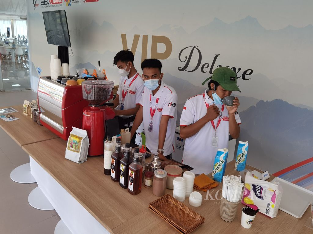 Sejumlah barista asal Lombok Tengah menyiapkan kopi yang akan disajikan untuk penonton MotoGP di gedung VIP Deluxe Sirkuit Internasional Jalan Raya Pertamina Mandalika, Kuta, Pujut, Lombok Tengah, Nusa Tenggara Barat, Minggu (20/3/2022). Asosiasi Kopi Indonesia NTB melibatkan sekitar 18 barista dari sejumlah kafe di Lombok untuk terlibat dalam kegiatan tersebut.