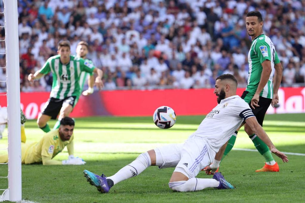 Penyerang Real Madrid Karim Benzema menendang bola di depan gawang dalam pertandingan Liga Spanyol antara Real Madrid dan Real Betis di Stadion Santiago Bernabeu, Madrid, Sabtu (3/9/2022). 