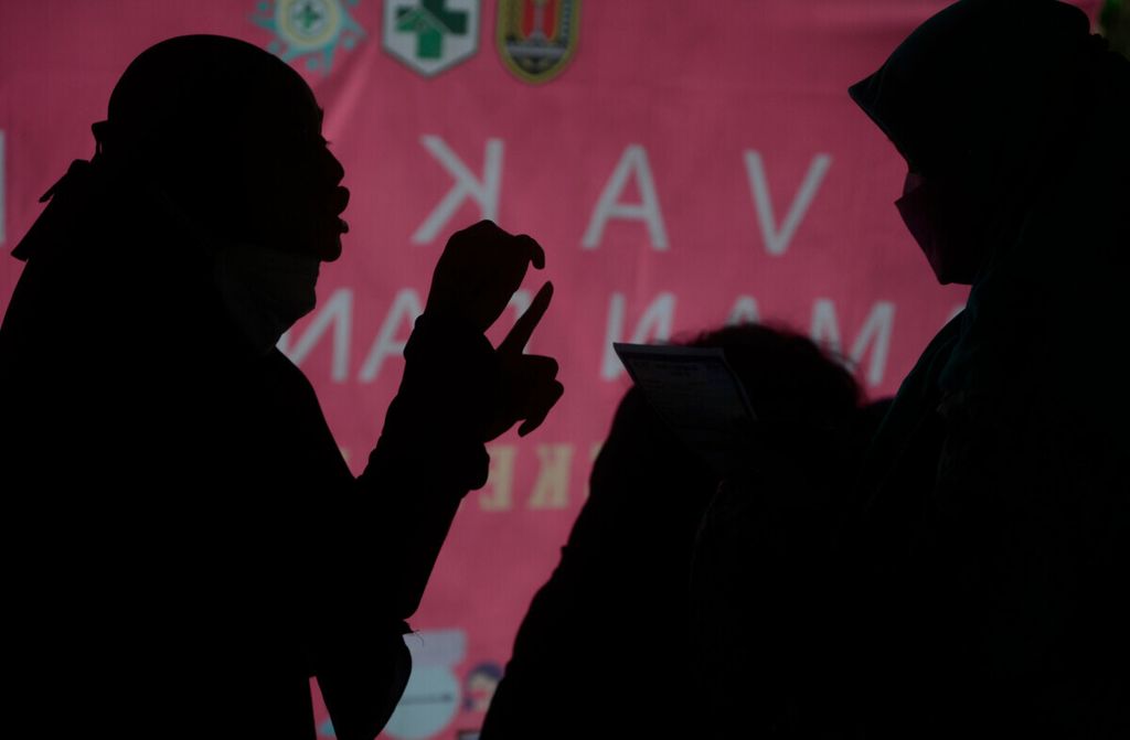 Petugas memakai bahasa isyarat saat berkomunikasi dengan warga tuna rungu untuk menjalani vaksinasi di Puskesmas Karangayu, Kota Semarang, Jawa Tengah, Kamis (17/6/2021). 