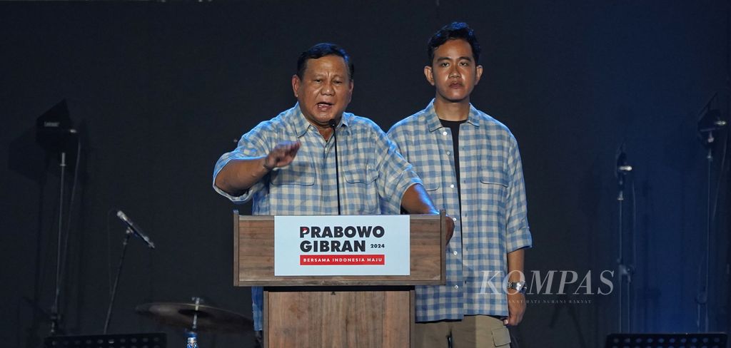 Ekspresi capres Prabowo Subianto dan cawapres Gibran Rakabuming Raka saat memberikan Pidato Kemenangan Prabowo-Gibran di Istora Gelora Bung Karno, Jakarta, Rabu (14/2/2024). Hasil hitung cepat pemungutan suara pilpres dalam Pemilu 2024, pasangan Prabowo-Gibran unggul dibandingkan pasangan Anies Baswedan-Muhaimin Iskandar dan Ganjar Pranowo-Mahfud MD. Hasil hitung cepat Litbang <i>Kompas</i>, pasangan Prabowo-Gibran memperoleh 58,73 persen suara dalam Pilpres 2024. 