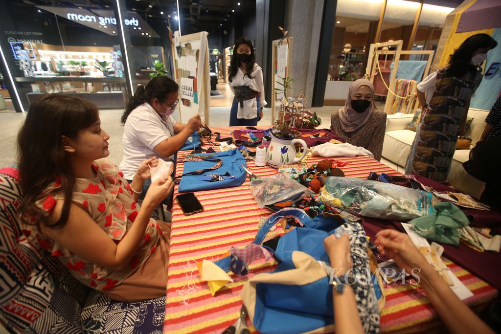 Kesibukan peserta kegiatan <i>workshop</i> kampanye pemanfaatan kembali kain dan baju bekas bertajuk "Barang Lama Bersemi Kembali" menganyam dari kain perca yang diselenggarakan Komunitas Setali di Mall Astha, SCBD, Jakarta, Jumat (17/6/2022), 