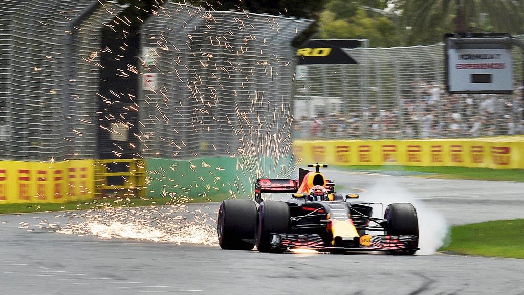 Percikan api menyembur  dari mobil  Red Bull yang dikendarai pebalap  Max Verstappen dalam sesi kualifikasi  Formula 1  Grand Prix Australia di  Melbourne, 25 Maret lalu. Tim Red Bull  optimistis mampu bersaing dengan dua rival utamanya, tim Mercedes dan tim Ferrari, pada balapan selanjutnya di musim ini.