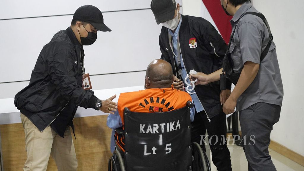Papua Governor Lukas Enembe sits in a wheelchair when exposed to his detention by the Corruption Eradication Commission (KPK) at the Gatot Subroto Army Hospital, Jakarta, Wednesday (11/1/2023).