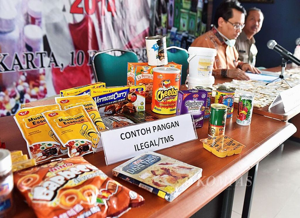 Balai Besar Pengawas Obat dan Makanan memusnahkan 326 produk obat tradisional, kosmetik, dan pangan ilegal di Jakarta, Rabu (10/12/2014). Produk ilegal yang dimusnahkan tersebut terdiri atas 321.158 kemasan dengan nilai ekonomi mencapai lebih dari Rp 2 miliar berdasarkan pengawasan di wilayah Jakarta dalam kurun waktu 2013-2014. 