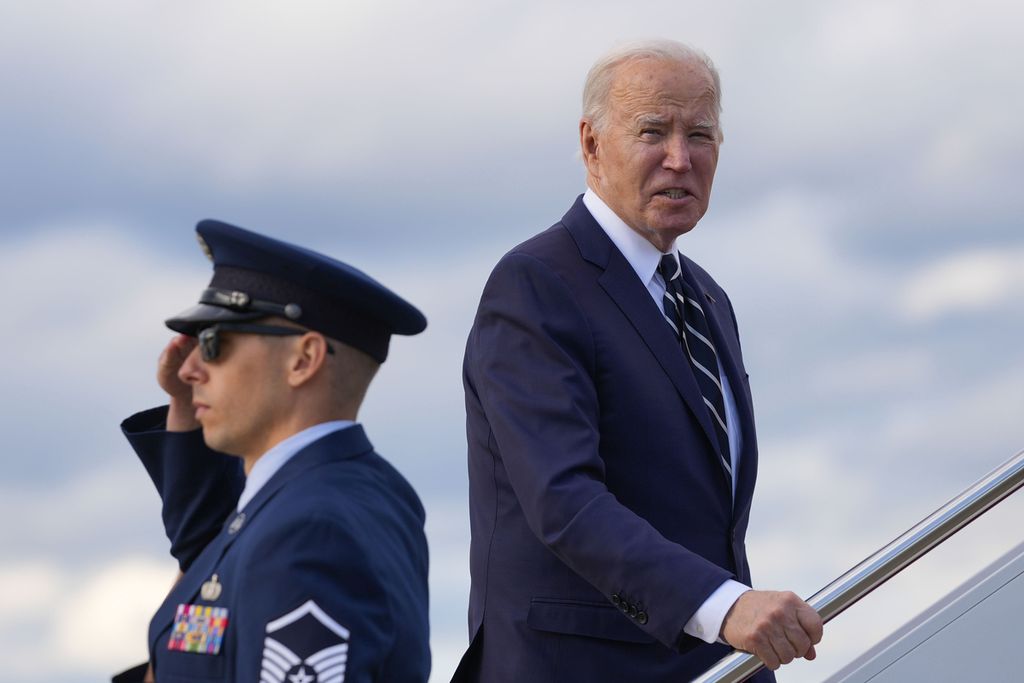 Presiden Amerika Serikat Joe Biden saat meniti tangga pesawat Air Force One yang terparkir di Pangkalan Udara Andrews, Jumat (12/4/2024).