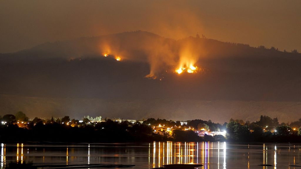 Kebakaran hutan mendekati kota Chiguayante, Provinsi Concepcion, Chile, Kamis (9/2/2023) waktu setempat. Sudah lebih dari seminggu kebakaran terjadi di sejumlah daerah di Chile.