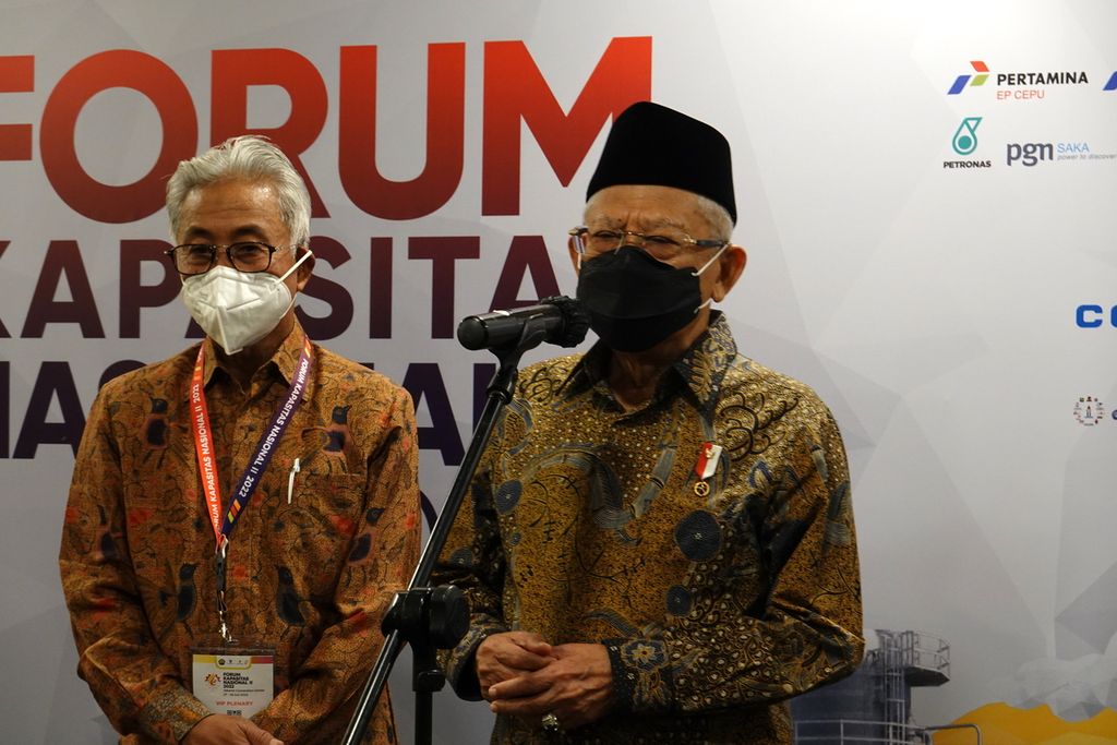 Wakil Presiden Ma’ruf Amin didampingi Menteri ESDM Arifin Tasrif dalam keterangan pers usai meresmikan Pembukaan Forum Kapasitas Nasional II Tahun 2022, di Plenary Hall Jakarta Convention Center,, Jakarta Pusat, Rabu (27/07/2022).