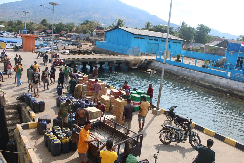 Pelabuhan Baranusa di Pulau Pantar, Kabupaten Alor, Nusa Tenggara Timur, Rabu (19/6/2024).