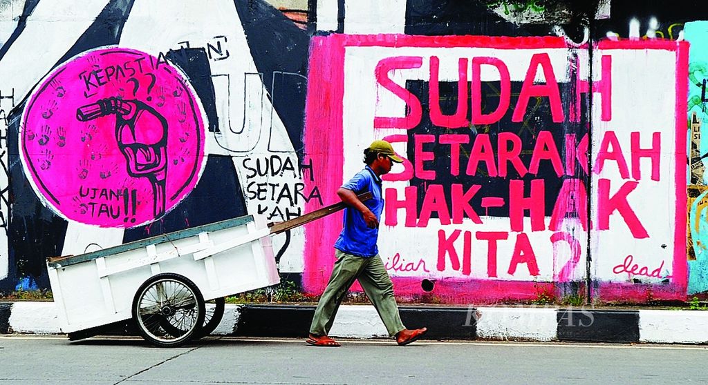 Masih adanya praktik-praktik diskriminasi terhadap kaum yang lemah baik secara fisik, ekonomi maupun sosial menggugah kesadaran sebagian masyarakat untuk menyuarakan ketidaksetaraan tersebut melalui grafiti, seperti terlihat di Jalan Arteri Permata Hijau, Jakarta,