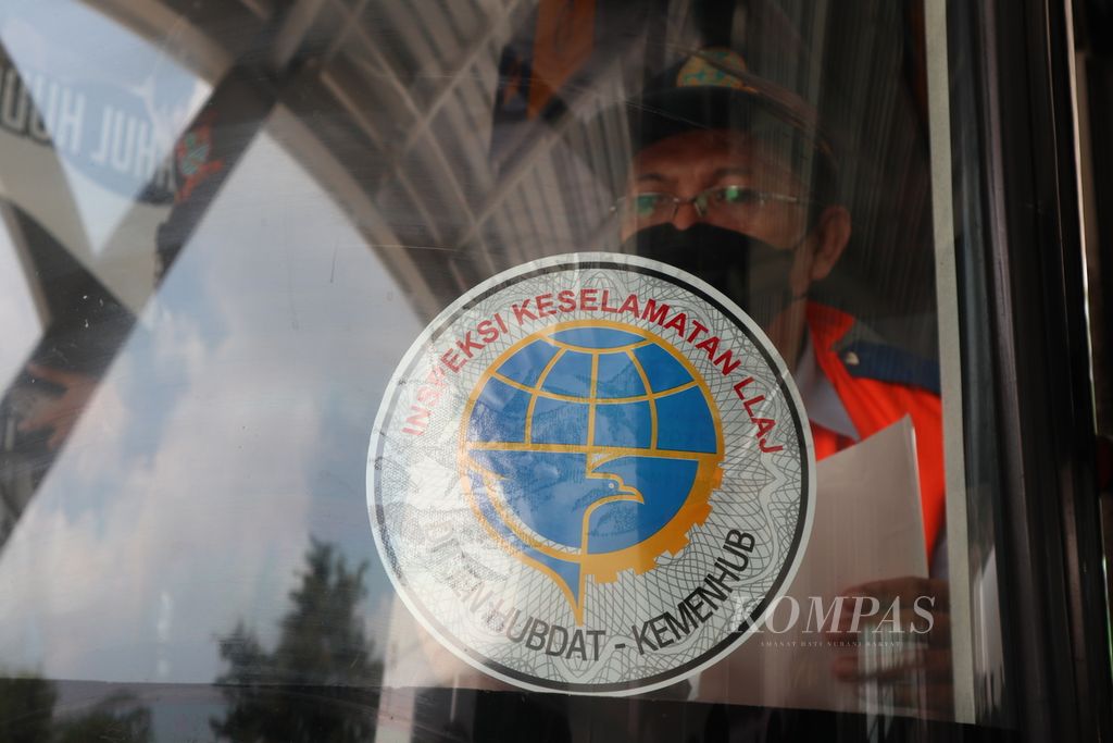 Petugas memasang stiker tanda pemeriksaan fisik bus di Terminal Harjamukti, Kota Cirebon, Jawa Barat, Rabu (20/4/2022). Pemeriksaan rem, lampu, dan kesehatan sopir bus tersebut untuk memastikan kendaraan prima saat arus mudik Lebaran 2022.